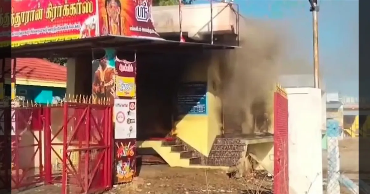 பூட்டியிருந்த பட்டாசு கடையில் பயங்கர வெடி விபத்து! ரூ.20 லட்சம் பட்டாசுகள் எரிந்து சாம்பல்! போலீஸ் விசாரணை!