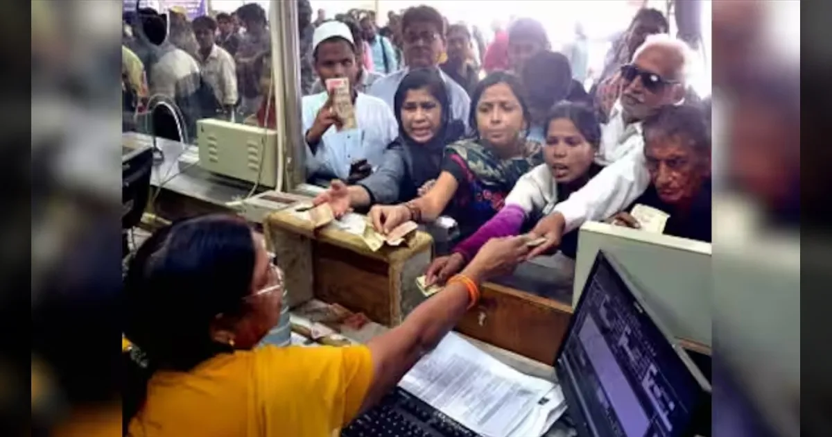 எப்படியும் தள்ளுபடி பண்ணிருவாங்க!? கூட்டுறவு வங்கியில் கடன் வாங்க முந்தியடிக்கும் மக்கள்!