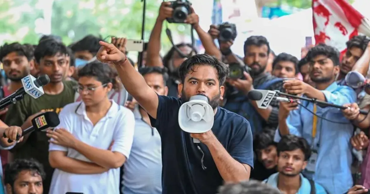 நாடாளுமன்றத்தை நோக்கி படையெடுக்கும் கரப்பான் பூச்சி கட்சி... டெல்லியில் போலீஸ் படை குவிப்பு...!