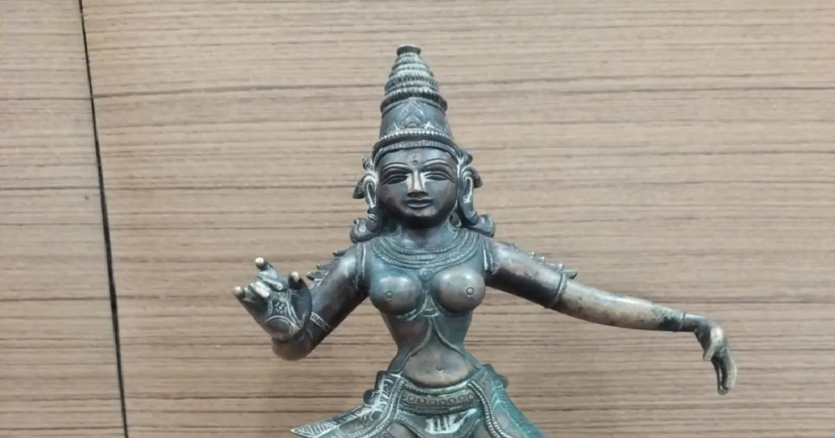 காஞ்சிபுரம் அருகே 2 கிலோ உலோக அம்மன் சிலை பறிமுதல்! கட்டப்பையோடு சிக்கிய 3 பேர் கைது!