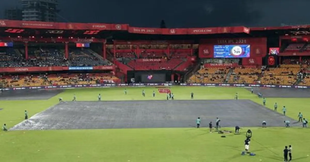 RCB vs KKR போட்டி நடக்குமா? பெங்களூரில் வெளுத்து வாங்கும் மழை... தடுமாறும் பிசிசிஐ!!
