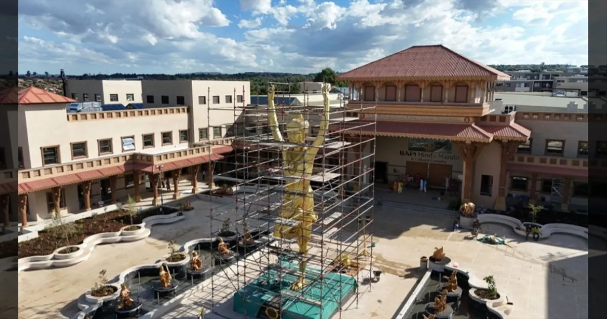 உத்தரபிரதேச யோகிக்கு தென் ஆப்ரிக்காவில் கவுரவம்!! 42 அடியில் வெண்கல சிலை! 20 டன் எடை!!