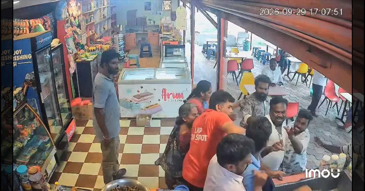 டோக்கன் கேட்டது குத்தமா? டீக்கடை ஊழியரை சரமாரியாக தாக்கிய 3 பேர்! வெளியான பதைபதைக்கும் CCTV காட்சி!