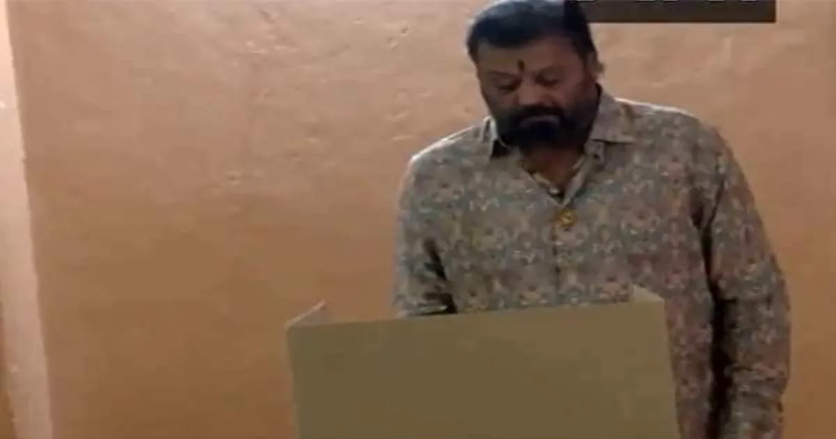 கேரள உள்ளாட்சி தேர்தல்: முதல் ஆளாக மனைவியுடன் வந்து ஜனநாயக கடமையாற்றிய மத்திய அமைச்சர்...!