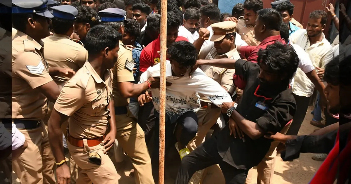 திருமாவளவனை வரவேற்க குவிந்த தொண்டர்கள்! மகளிர் கல்லூரிக்குள் நுழைய முயன்றதால் போலீசாருடன் தள்ளுமுள்ளு!
