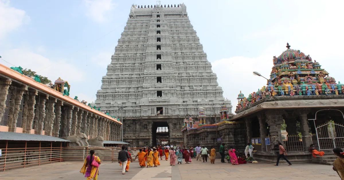 அண்ணாமலையார் கோயிலில் அராஜகம்... விஜய் போட்டோவுடன் தவெகவினர் செய்த காரியத்தால் பக்தர்கள் அதிர்ச்சி...!