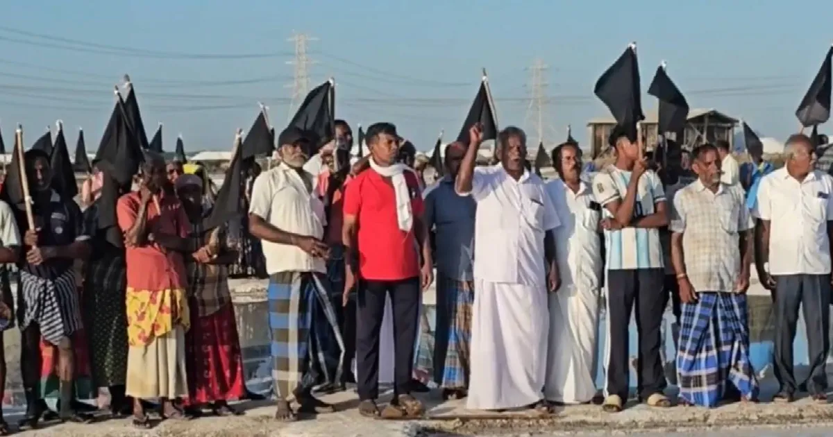 தூத்துக்குடி கப்பல் கட்டும் தளத்திற்கு எதிர்ப்பு! உப்பளங்களில் கருப்புக்கொடி ஏந்தி தொழிலாளர்கள் போராட்டம்!