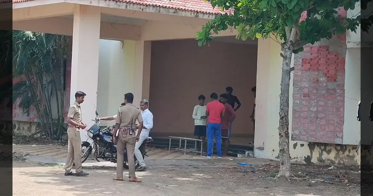 கல்லூரி விடுதிக்குள் புகுந்த போதை கும்பல்..  மாணவர்களுக்கு சரமாரி அடி.. உதை..!