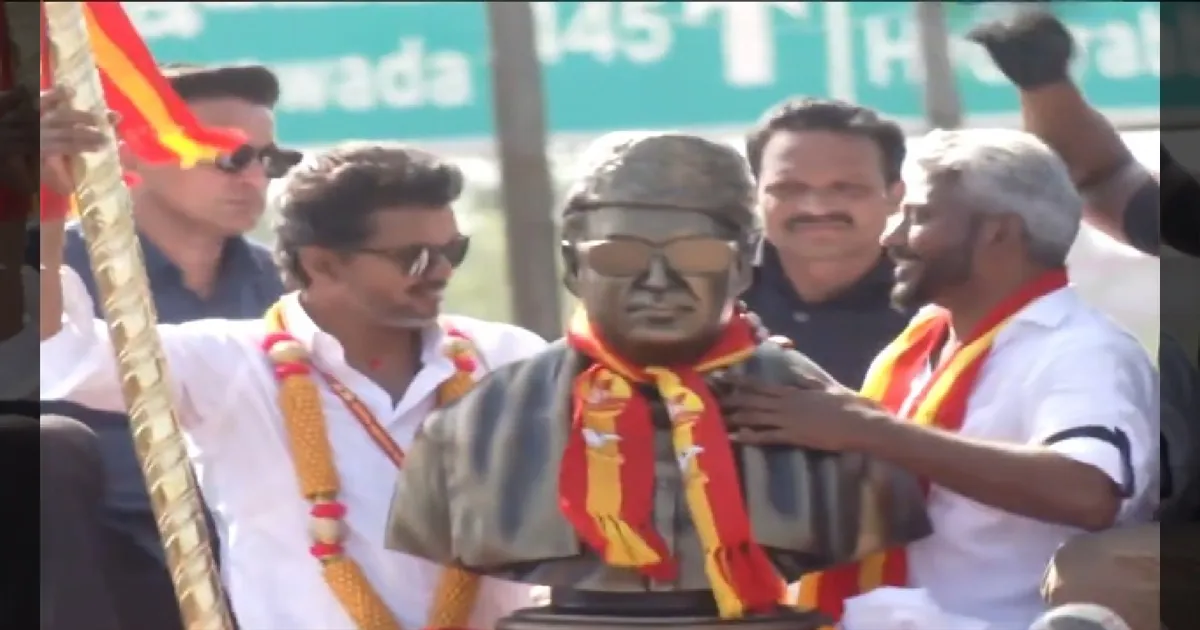 எம்.ஜி.ஆர் சிலைக்கு முத்தமிட்ட விஜய்! சென்னையில் ரோடு ஷோ போது நெகிழ்ச்சியான சம்பவம்!