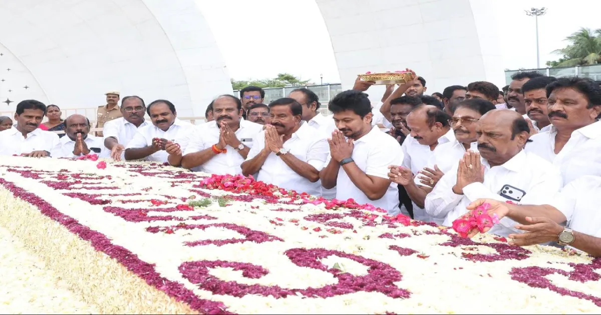 என்றென்றும் கலைஞர் நம்மிடையே வாழ்வார்! எம்.எல்.ஏ-க்களுடன் சென்று உதயநிதி ஸ்டாலின் அஞ்சலி!