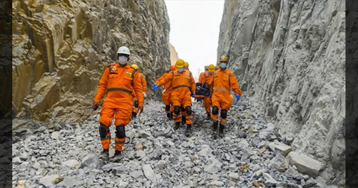 6 பேரின் உயிரை குடித்த உ.பி கல்குவாரி விபத்து! 3வது நாளாக தொடரும் மீட்புப்பணி!