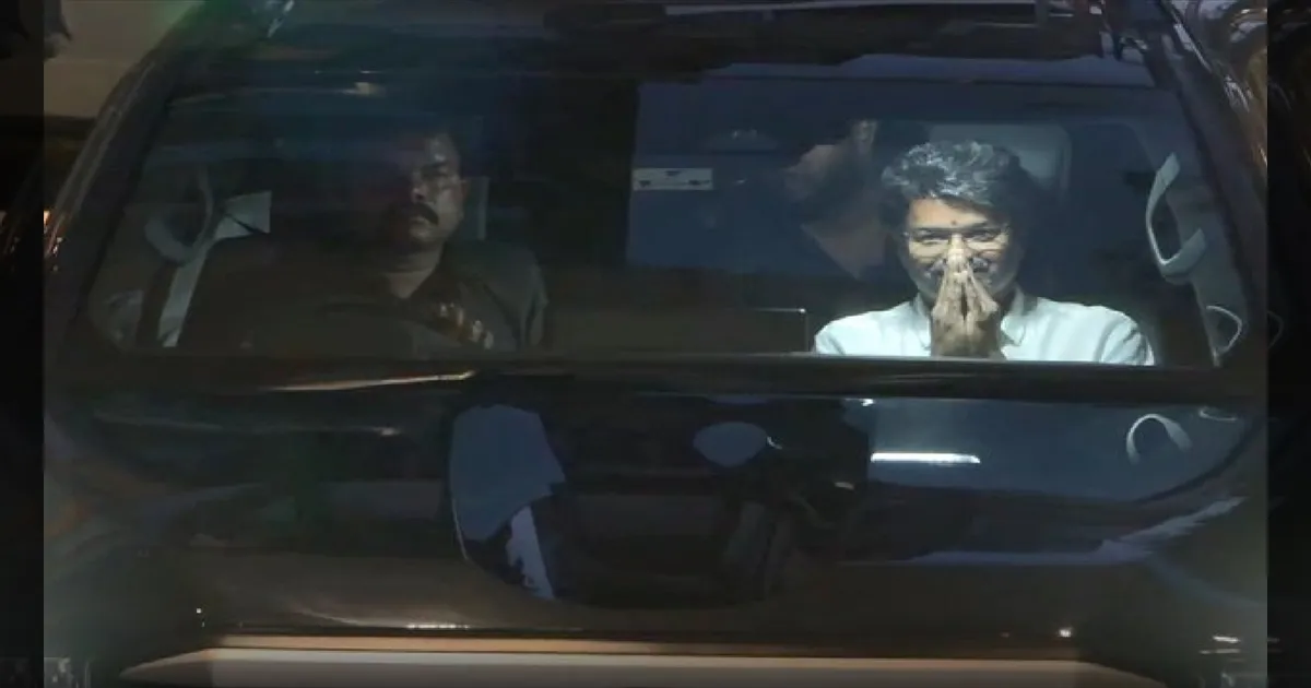 கிண்டி நோக்கிப் பறக்கும் கார்! ஆளுநரை சந்திக்க பட்டினப்பாக்கம் இல்லத்திலிருந்து புறப்பட்டார் விஜய்!