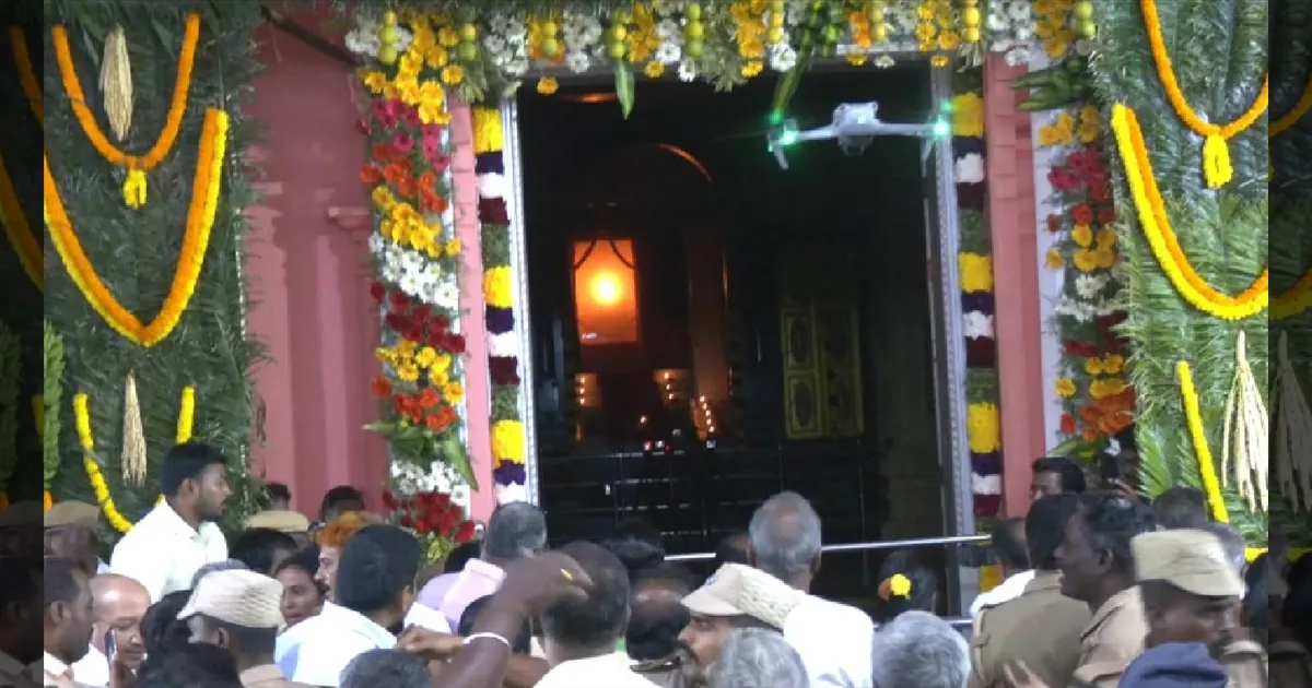 ஜோதியாய் தெரிந்த வள்ளலார்!  வடலூரில் 7 திரைகள் நீக்கி தைப்பூச ஜோதி தரிசனம்..!