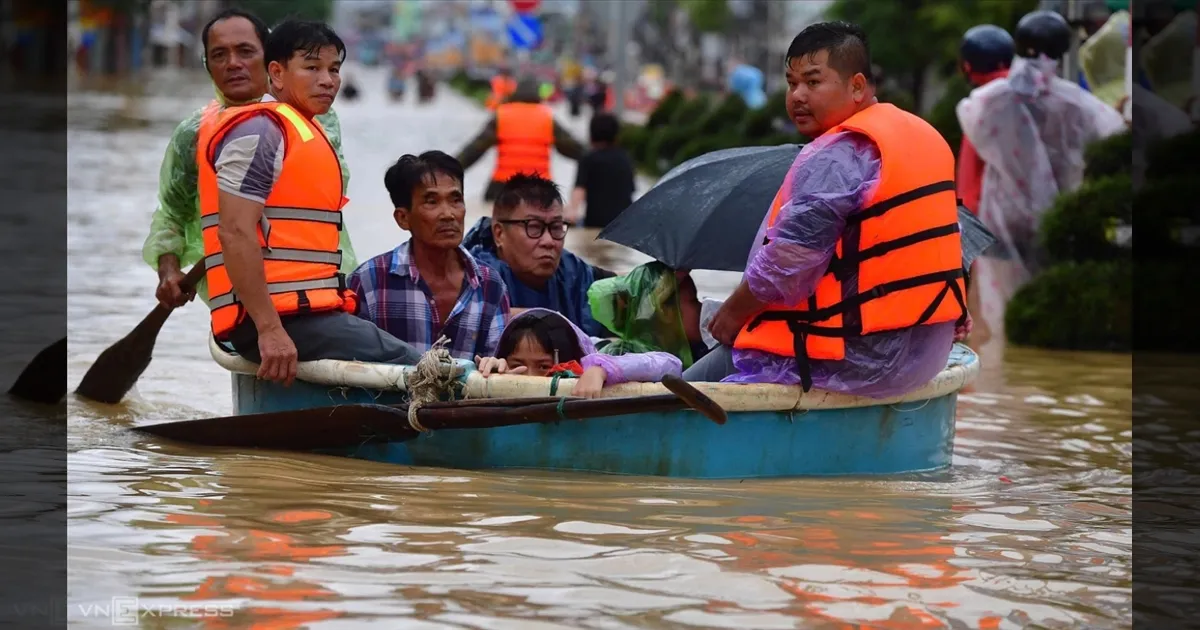 வியட்நாமை புரட்டிப்போட்ட கனமழை!! வெள்ளத்தில் தத்தளிக்கும் மக்கள்! 41 பேர் பலி!!