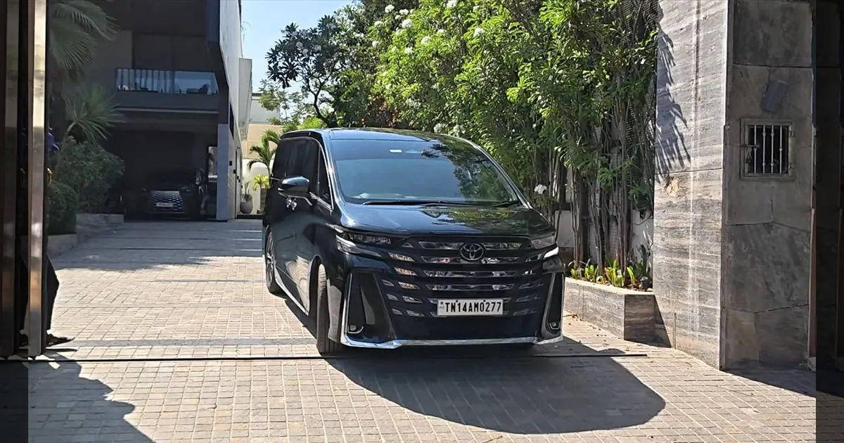 நீலாங்கரை இல்லத்திலிருந்து டெல்லிக்கு புறப்பட்டார் தளபதி விஜய்! சிபிஐ அலுவலகத்தில் நாளை ஆஜர்!