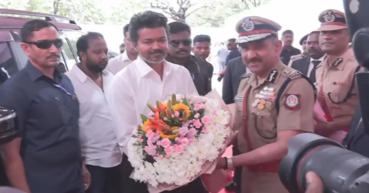 #BREAKING: நேரு அரங்கில் ஜோசப் விஜய்! கருப்பு வெள்ளை உடையில் கம்பீரமாக வந்து இறங்கினார் புதிய முதல்வர்!