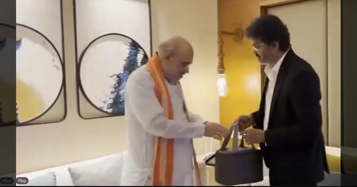 நீங்க அத கவனீச்சீங்களா?! அமித்ஷாவுக்கு முதல்வர் விஜய் கொடுத்த கிஃப்ட்! மூடிய பையில் கொடுத்த பரிசு என்ன?