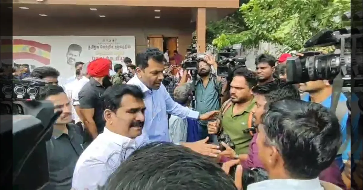 ரவுடியா? பாடிகார்டா சார்? அடிக்கிறாங்க சார்? பத்திரிகையாளர்கள் மீது அட்டாக்! விஜய் பவுன்சர்கள் பகீர்!