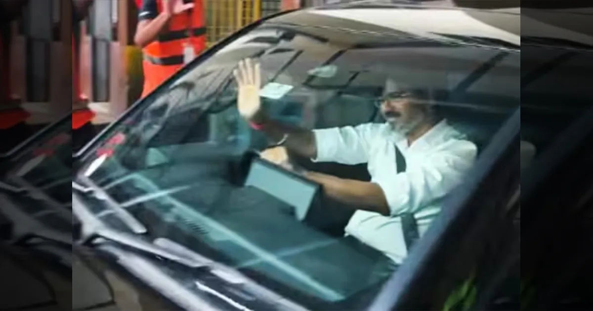 கர்நாடகாவில் கார் ஓட்டிய விஜய்?! பிளாஸ்டிக் டம்ளரில் என்ன?! சர்ச்சை காரணமாக யூடர்ன் போட்ட தவெகவினர்!