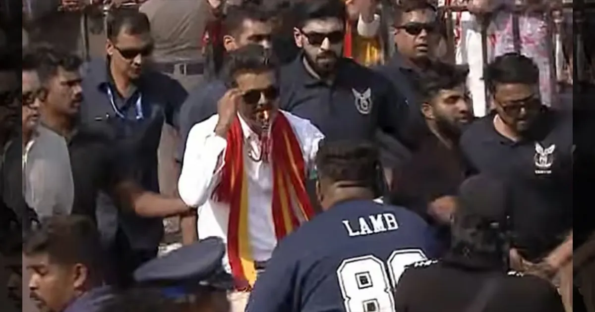 விசில் ஊதியபடியே சைக்கிள் ஓட்டிய விஜய்!  கன்னியாகுமரியில் தவெக தொண்டர்கள் உற்சாகம்!