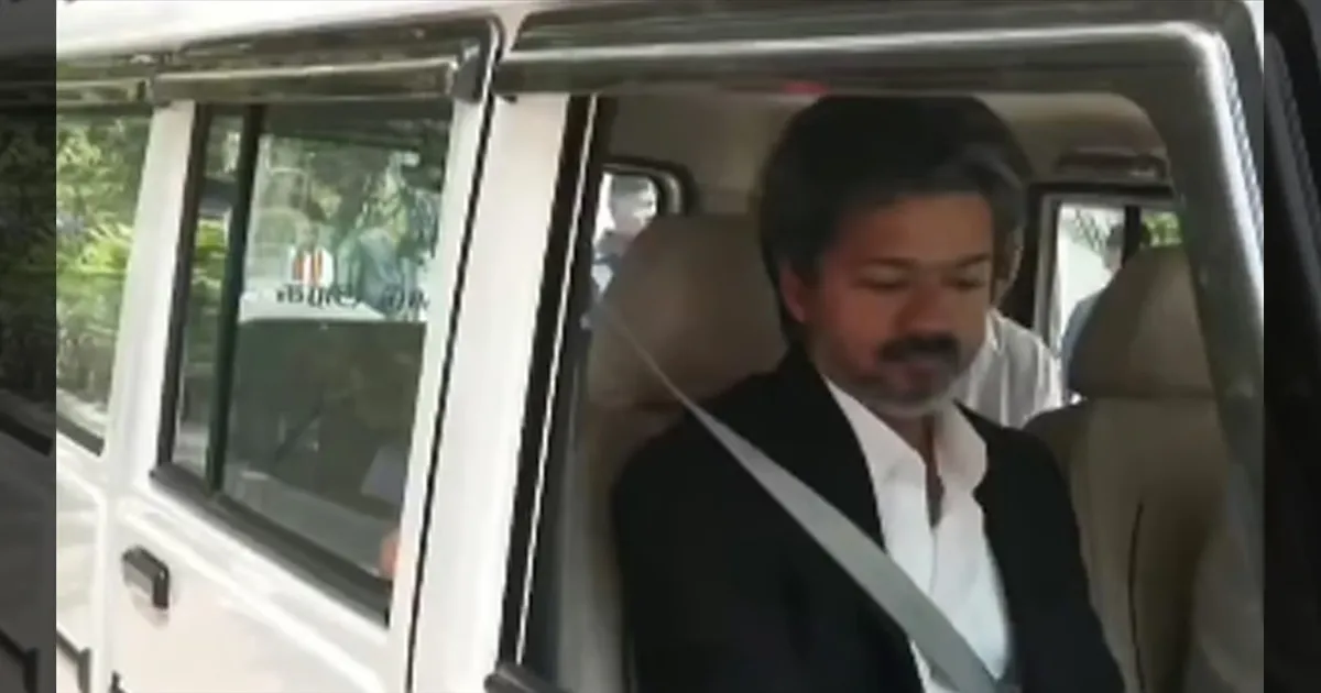 சாவிய கொடுங்க! நான் ஓட்டிப்பாக்குறேன்! புதிய வாகனத்தை இயக்கிப் பார்த்து முதல்வர் விஜய் ஆய்வு!