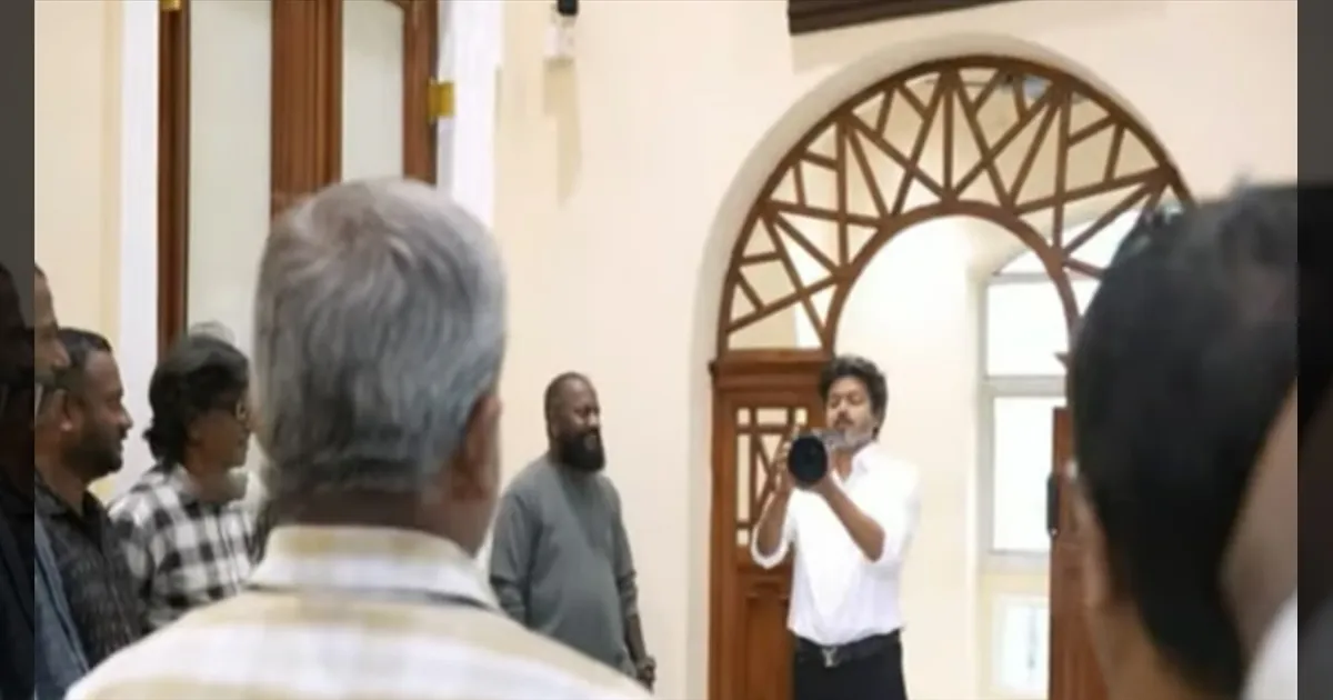 ஸ்மைல் ப்ளீஸ் நண்பா!! போட்டோகிராஃபர்களை வீடியோ எடுத்து மகிழ்ந்த முதலமைச்சர் விஜய்! சட்டசபையில் சுவாரஸ்யம்!