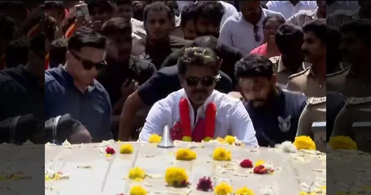 காரைக்குடி மக்களை ஏமாற்றிய விஜய்!! 6 மணி நேரம் காத்திருந்தும் பேசாமல் சென்றதால் ஏமாற்றம்!