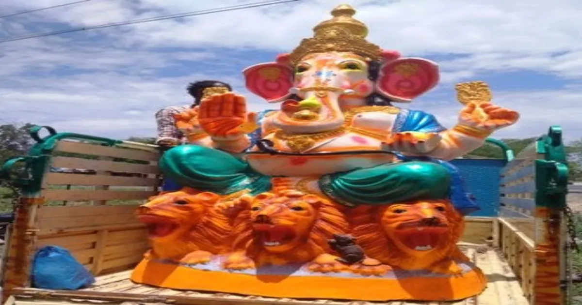 இதுதாங்க நம்ப தமிழ்நாடு... விநாயகர் ஊர்வலத்தில் கூட்டம், கூட்டமாக பங்கேற்ற இஸ்லாமியர்கள்...!