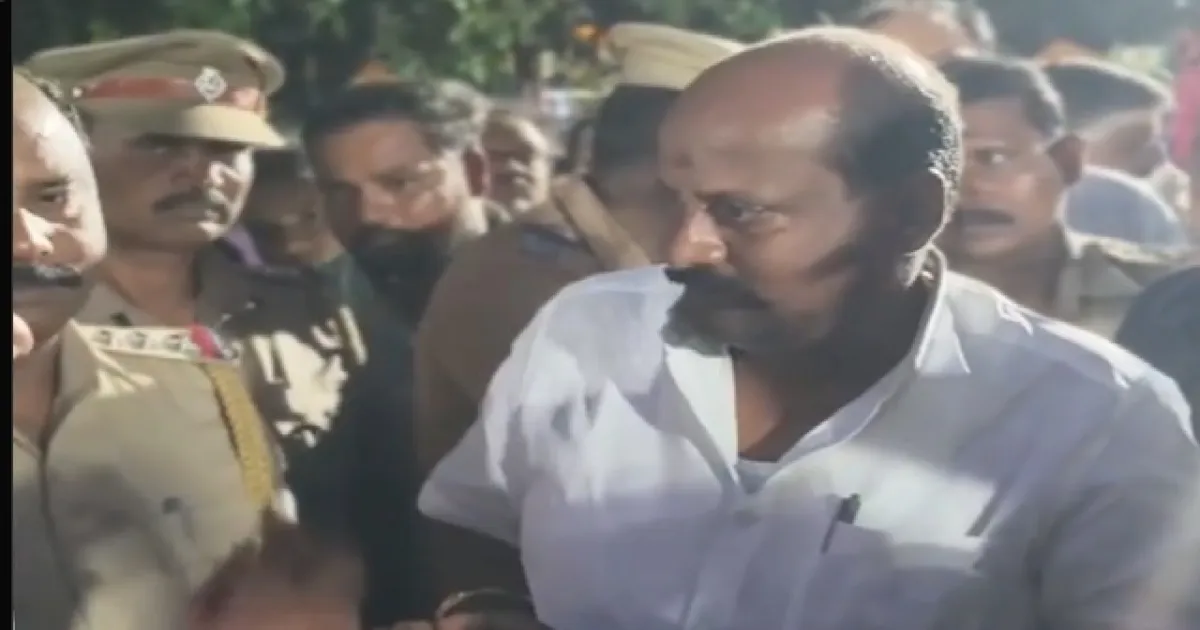 மைதானத்தில் தற்காலிக பேருந்து நிலையமா? அமைச்சருடன் பொதுமக்கள் வாக்குவாதம்!