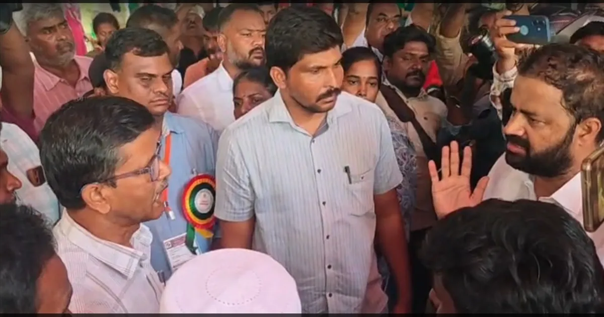 “விசில் சின்னத்துக்கு ஓட்டு போடுங்கம்மா!” – தேர்தல் அலுவலர் சொன்னதாக புகார்; தாராபுரத்தில் வாக்குப்பதிவு நிறுத்தம்!