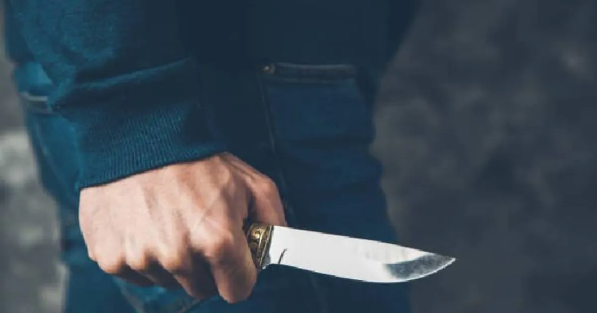 பகீர் சம்பவம்..!! - ஓடும் பேருந்தில் எலக்ட்ரீசியனுக்கு கத்தி குத்து... கத்தி கதறிய பயணிகள்...!!