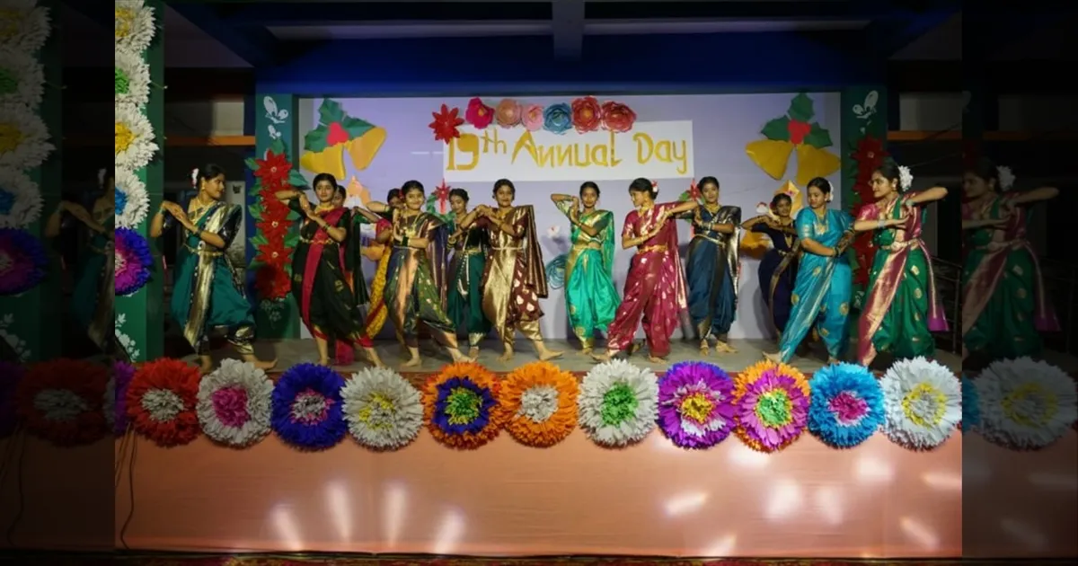 மாநகராட்சி பள்ளியில் நடைபெற்ற ஆண்டு விழா.. ஆடி பாடி மகிழ்ந்த மாணவிகள்..