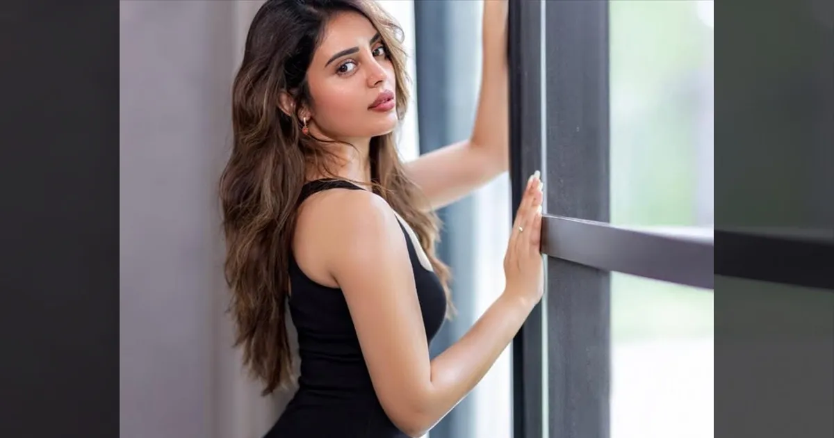 cinema-poonam-bajwa-photoshoot-tamilcinema