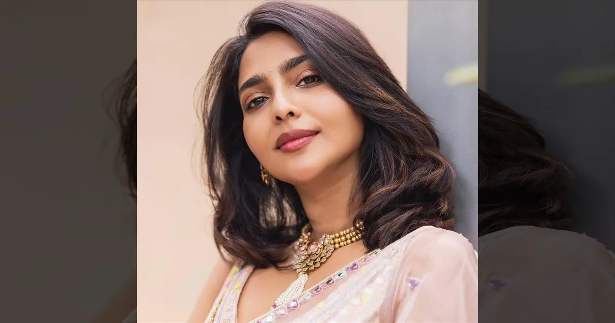 cinema-aishwarya-lekshmi-cute-in-saree-tamilcinema