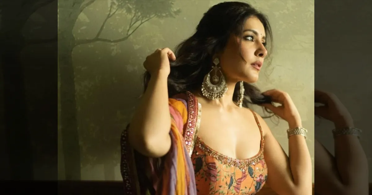 cinema-raashii-khanna-glam-stills-tamilcinema