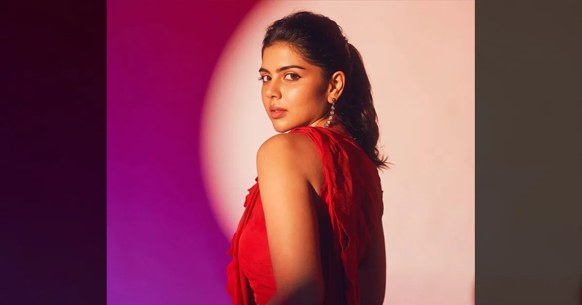 cinema-kalyani-priyadarshan-trendy-in-red-tamilcinema