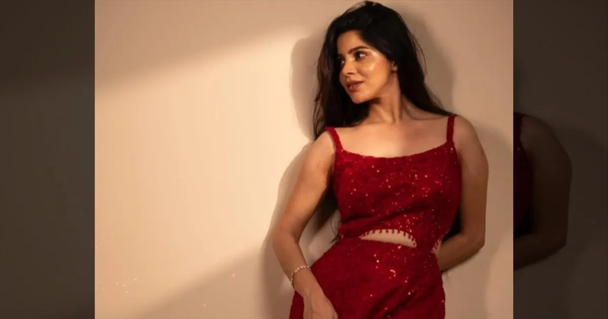 cinema-divyabharathi-in-red-glam-dress-tamilcinema
