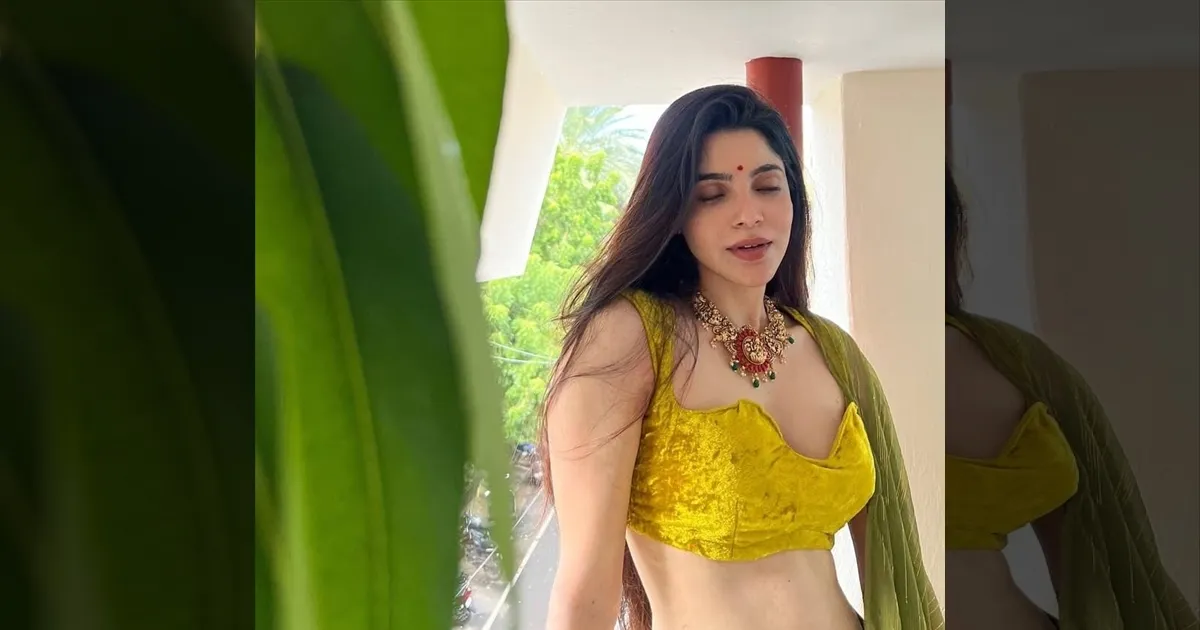 cinema-divyabharathi-stunning-diwali-dress-tamilcinema