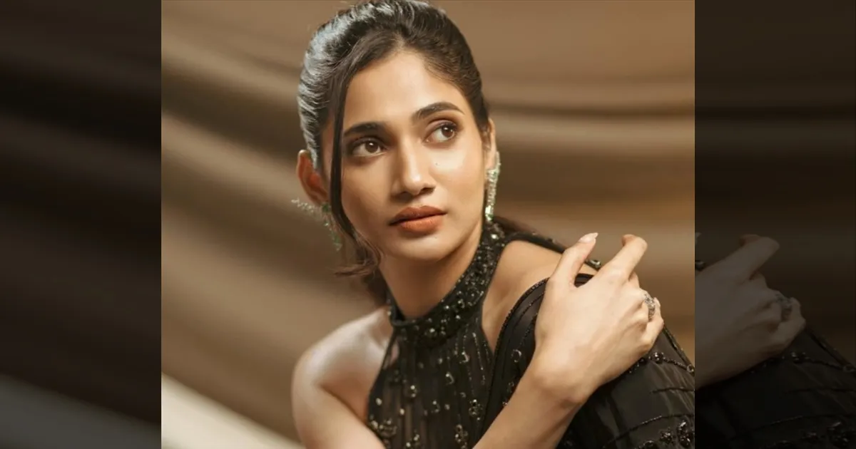 கருப்பு சேலையில் அழகிய மலர்..! குளிர் காலத்தில் சூடேற்றிய நடிகை லாஸ்லியாவின் கிளிக்ஸ்..!