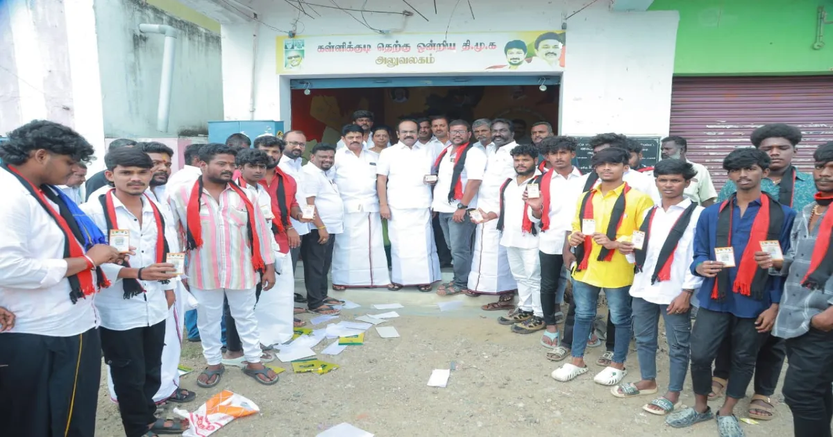 நயினார் தலையில் இறங்கியது இடி... முக்கிய பாஜக மாவட்ட செயலாளர்கள் கூண்டோடு திமுகவில் ஐக்கியம்...!