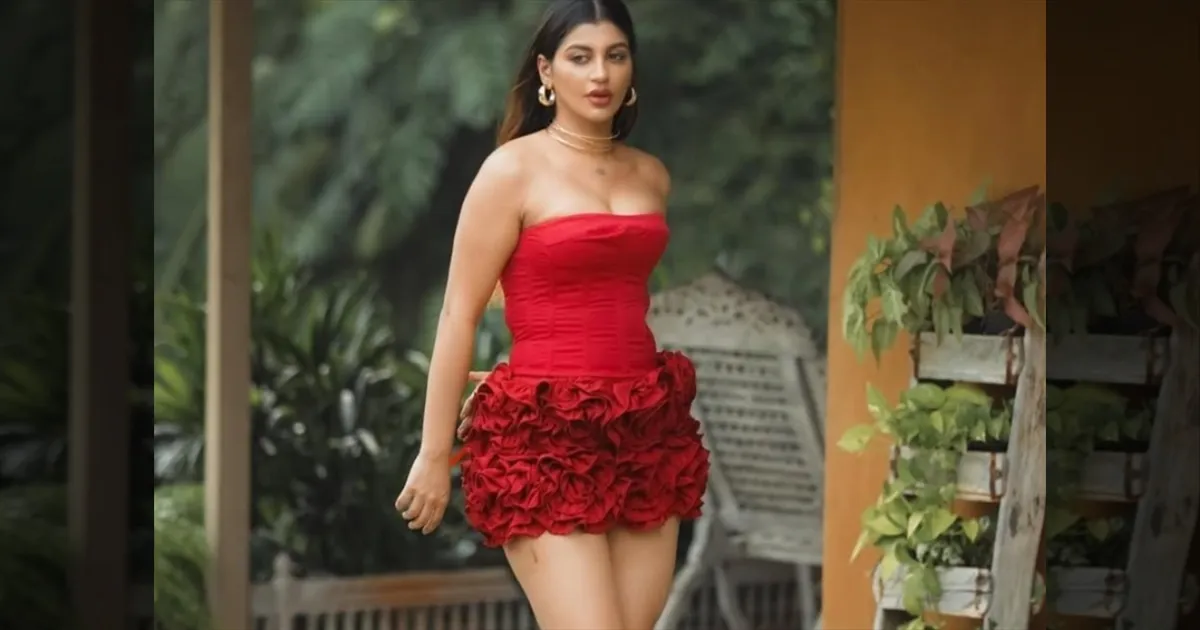 ரெட் கலர் ஹாட் குட்டை பாவாடையில்.. மனசை பஞ்சராக்கும் கிளாமரில்.. நடிகை யாஷிகா ஆனந்த்..!