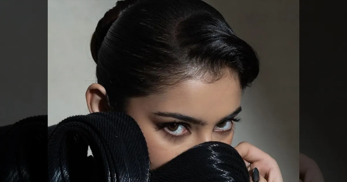 வயசு என்னவோ 20 தான்.. ஆனா புகழ் மட்டும் பாலிவுட் வரைக்கும்..! நடிகை சாரா அர்ஜுன் கிளாமர் போட்டோஸ்..! 