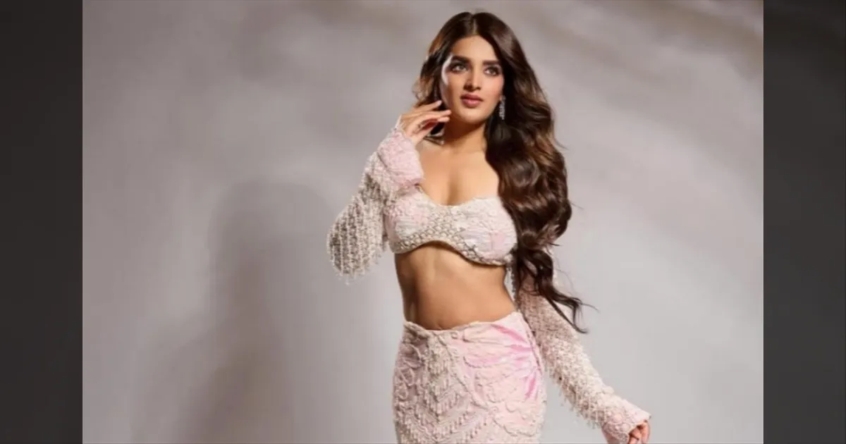 கவர்ச்சி உடையில் சொக்க வைக்கும் அழகில் நடிகை நிதி அகர்வால்..! 