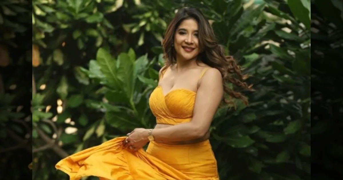 எல்லா இளசுகளையும் கவர்ந்த மஞ்ச காட்டு மைனா..! நடிகை சாக்ஷி அகர்வாலின் போட்டோஸ் லீக்..!   