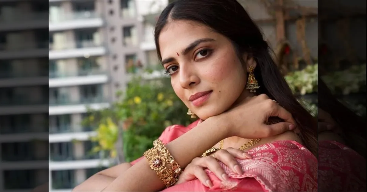 சேலையில் வீடு கட்டி.. ஜன்னலில் ஜாக்கெட் வைத்த.. நடிகை மாளவிகா மோகனன்..! 