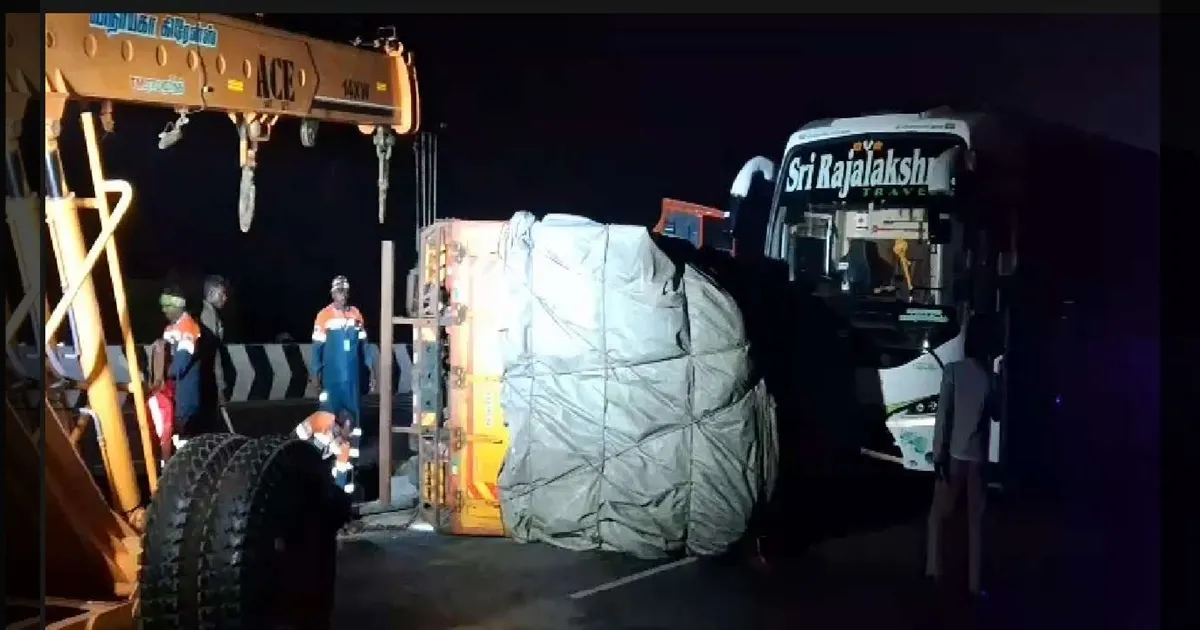 உளுந்தூர்பேட்டை நெடுஞ்சாலையில் கோர விபத்து!  கவிழ்ந்த லாரி மீது 3 ஆம்னி பேருந்துகள் மோதி 10 பேர் படுகாயம்!