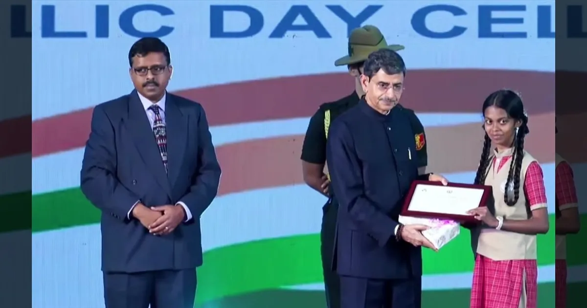 விருதுகள் மற்றும் கலை நிகழ்ச்சிகள்! 77-ஆவது குடியரசு தினத்தை ஆளுநர் மாளிகையில் கொண்டாடிய முக்கியப் பிரமுகர்கள்.