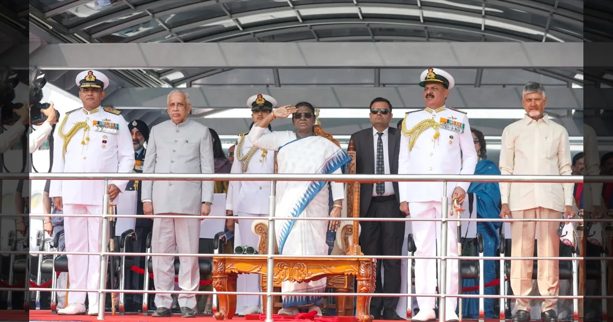 விசாகப்பட்டினத்தில் சர்வதேச கடற்படை ஆய்வு 2026... 74 நாடுகளின் போர்க்கப்பல்களை ஆய்வு செய்தார் குடியரசுத் தலைவர்!