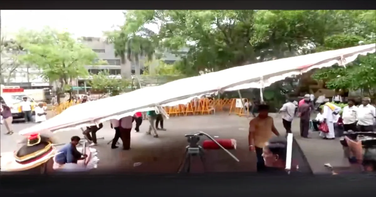 “எல்லாம் முடிஞ்சுது... கிளம்புங்க...” - அலங்கோலமான அண்ணா அறிவாலயம்... பந்தல்கள், எல்.இ.டி. ஸ்கிரீன்கள் அகற்றம்...! 