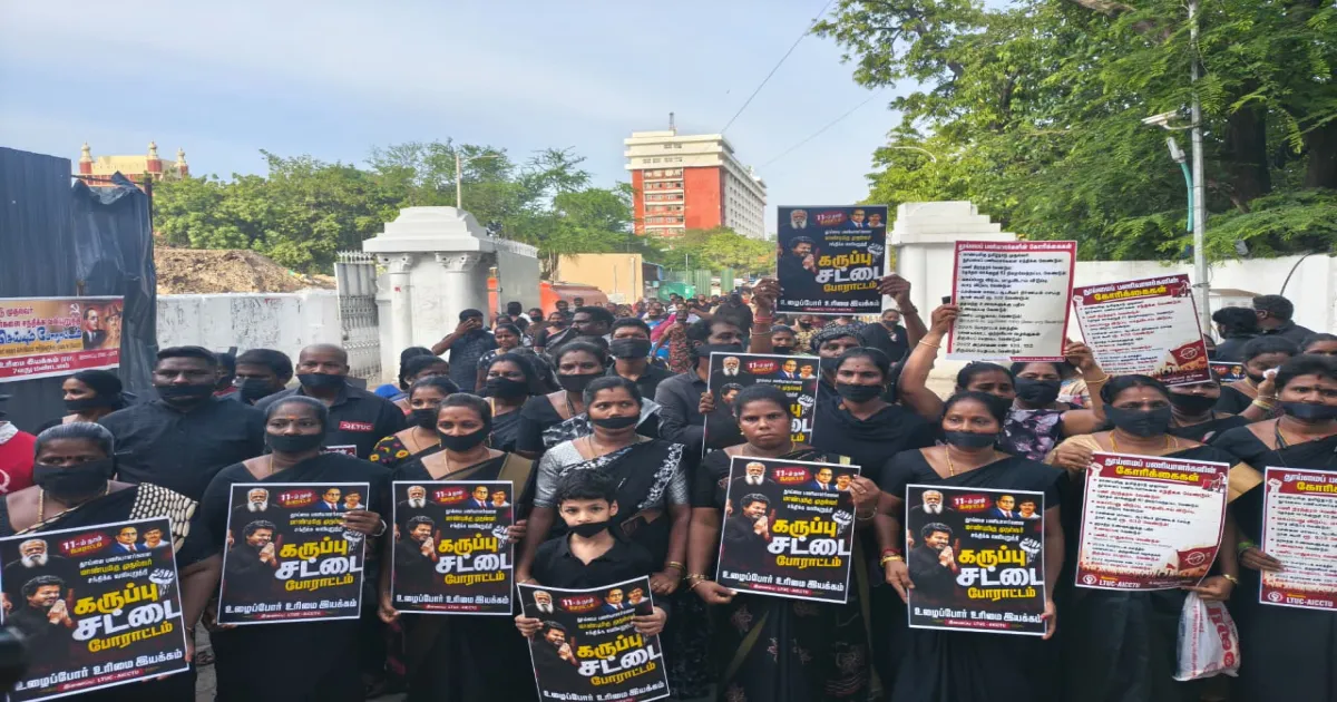 கருப்பு உடை அணிந்து வாயில் கருப்பு ரிப்பன்! ரிப்பன் மாளிகையில் 11-வது நாளாக தூய்மை பணியாளர்கள் போராட்டம்!